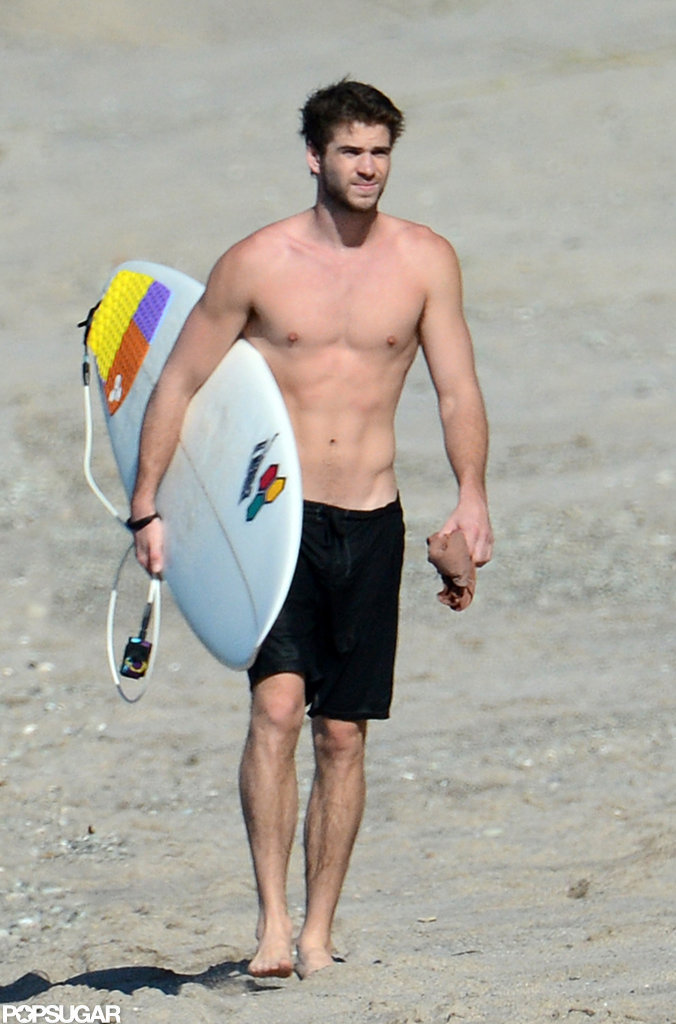 Liam-Hemsworth-carried-his-surfboard-beach